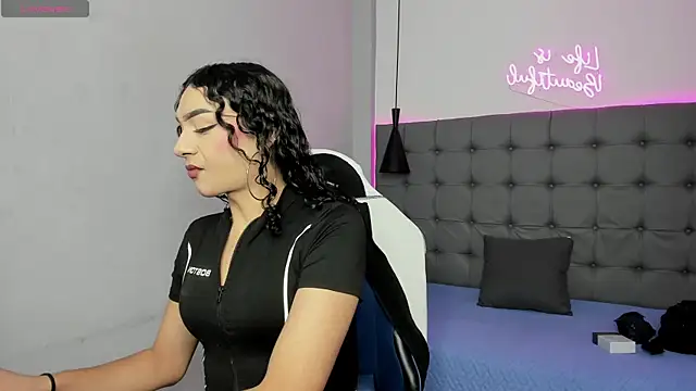 scarletcherry18 Show Webcam