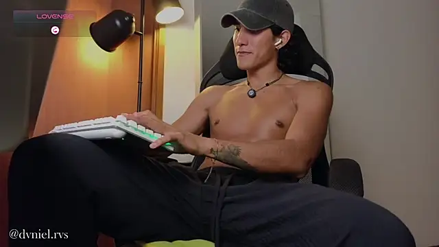 emilio_rivs Show in webcam