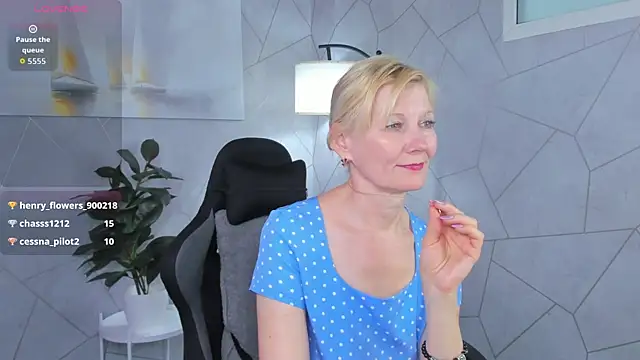 Julie_Lucas Adlı Modelin Canlı Sohbet Odası
