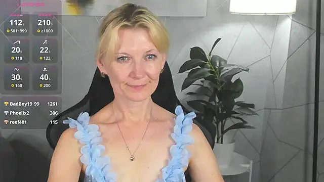 Julie_Lucas Show in webcam