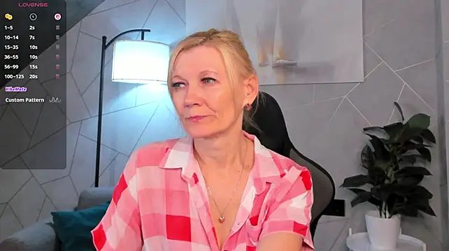 Julie_Lucas' Live XXX Chat