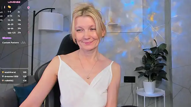 Julie_Lucas' Webcam Show