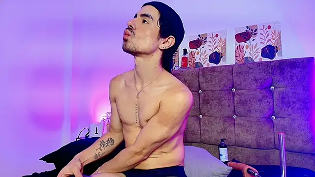 Ethan_Briggs_ Show in webcam