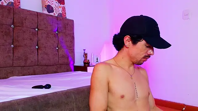Pokazy przed kamerką – Ethan_Briggs_