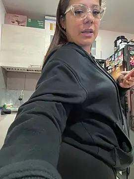MelissaPrettyMilf's Live XXX Chat