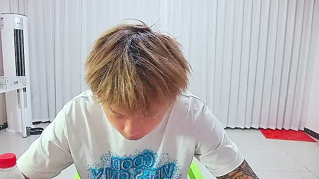 Chocolates-001's Webcam Show