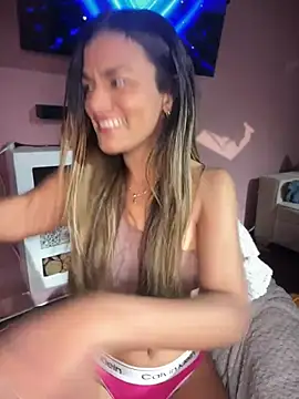 AngelPinkk_ Adlı Modelin Canlı XXX Sohbeti