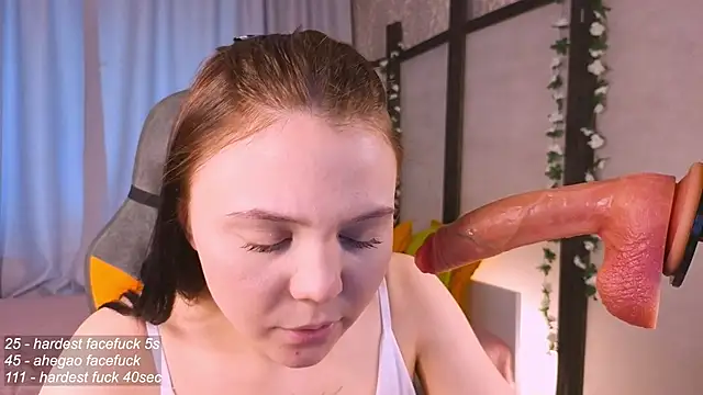 Tiny_Emmy Show in webcam