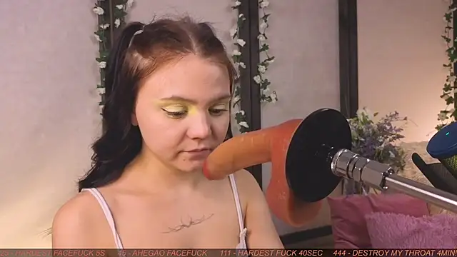 XXX chat uživo modela Tiny_Emmy