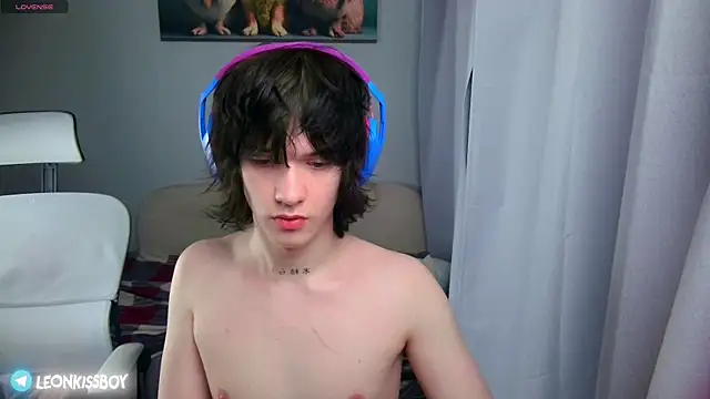 Show modela LeonBoykisser na web-kameri