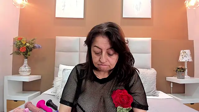 Chat +18 de roxanamilf_ ao vivo