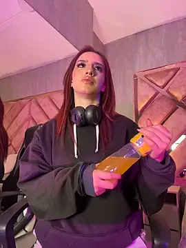 Pokazy przed kamerką – elodie_rouge