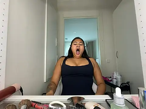 TitiTinyThain Webbikameraesitys