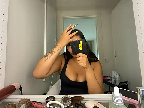 TitiTinyThai Show in webcam