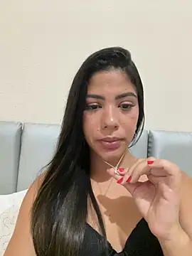 paola_oliveira Show in webcam