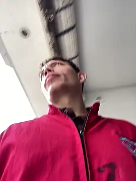 santiObrero: διαδικτυακό σόου στην κάμερα