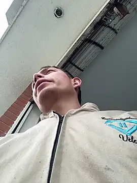 Show modela santiObrero na web-kameri