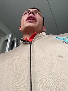 Show modela santiObrero na web-kameri