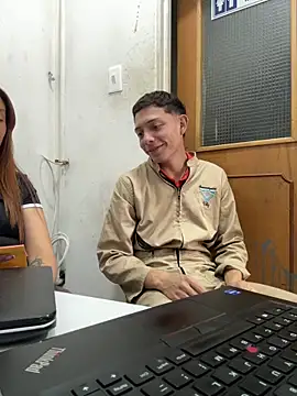 santiObrero Adlı Modelin Web Kamerası Şovu