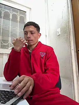 santiObrero: διαδικτυακό σόου στην κάμερα