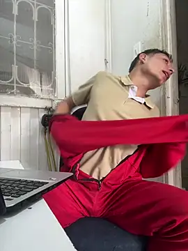Show modela santiObrero na web-kameri