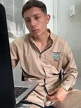 Show modela santiObrero na web-kameri