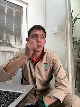 Show modela santiObrero na web-kameri