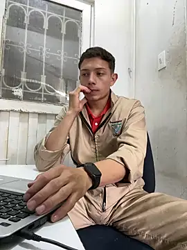 Show modela santiObrero na web-kameri