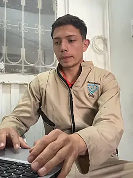 Show modela santiObrero na web-kameri
