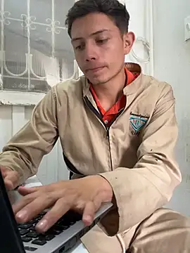 Show modela santiObrero na web-kameri