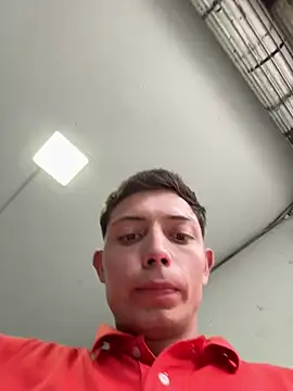 Show modela santiObrero na web-kameri