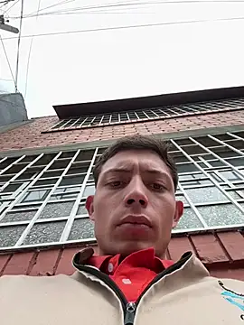 Show modela santiObrero na web-kameri