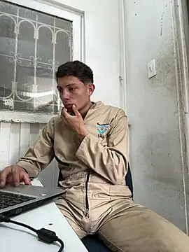 Show modela santiObrero na web-kameri