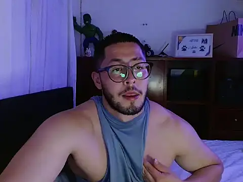 Show modela Spilios_low na web-kameri
