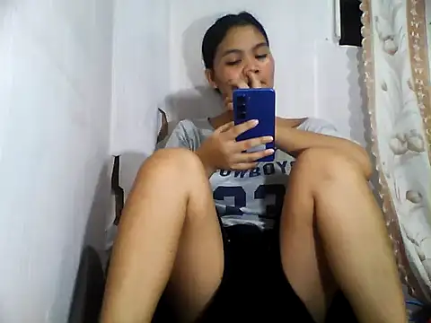 PinaySkinnyJust18 Webcam Show