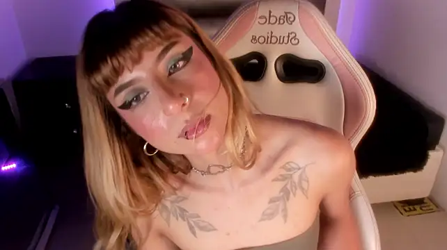 adhalee_js' Live XXX Chat