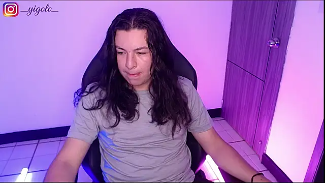 Yigolo__ Show in webcam