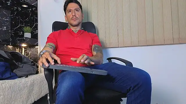 Show modela MR_EITHAN na web-kameri