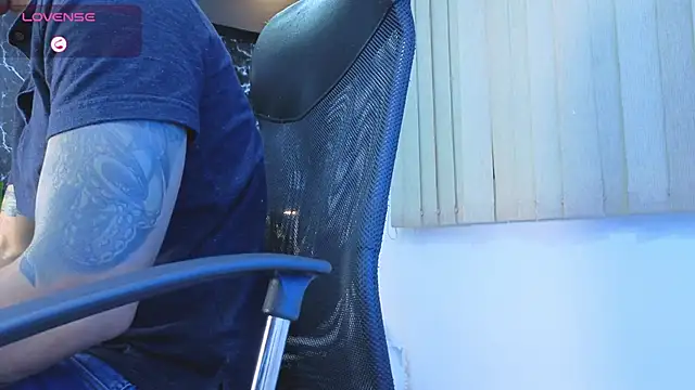 MR_EITHAN Show in webcam