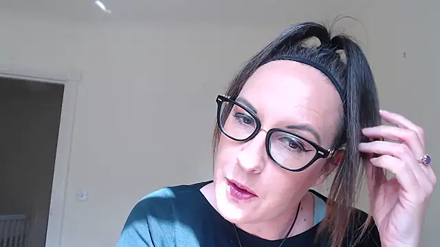 Humiliatrixxxx Adlı Modelin Canlı XXX Sohbeti