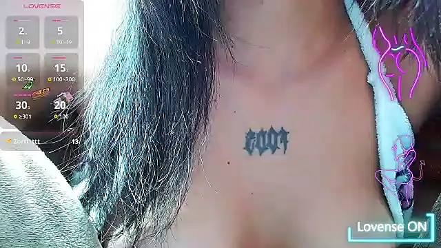 Esmeralda-18 Live Chatraum