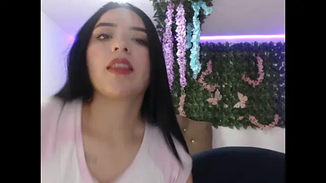 צ'אט XXX בשידור חי של adara_cute_69