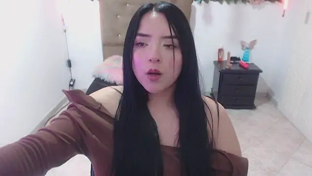 XXX chat uživo modela adara_cute_69