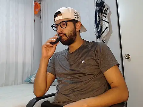 thomass1018 Adlı Modelin Web Kamerası Şovu