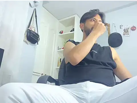 Show modela thomass1018 na web-kameri