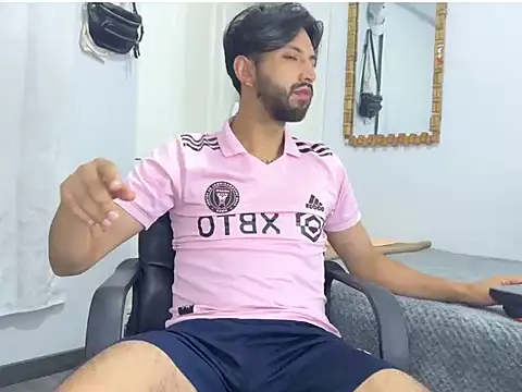 Show de thomass1018 na webcam
