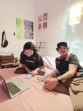ห้องแชทสดของ helloandi