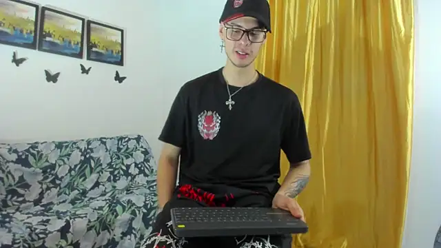 Vlad__night: διαδικτυακό σόου στην κάμερα