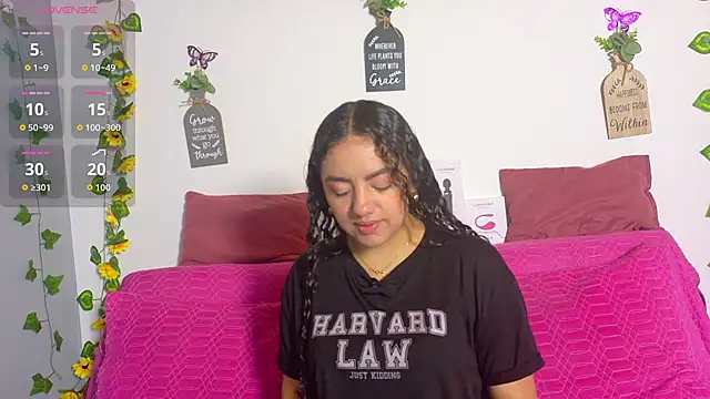 emiily_curly Adlı Modelin Canlı XXX Sohbeti