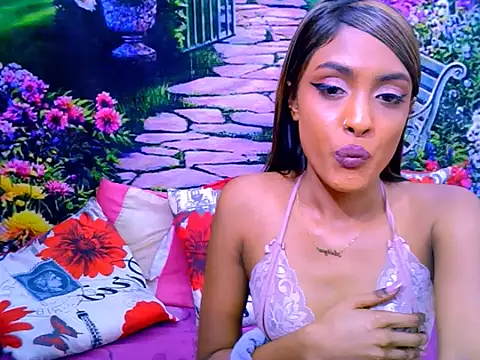 IndianPretty14u2Luv's Live XXX Chat